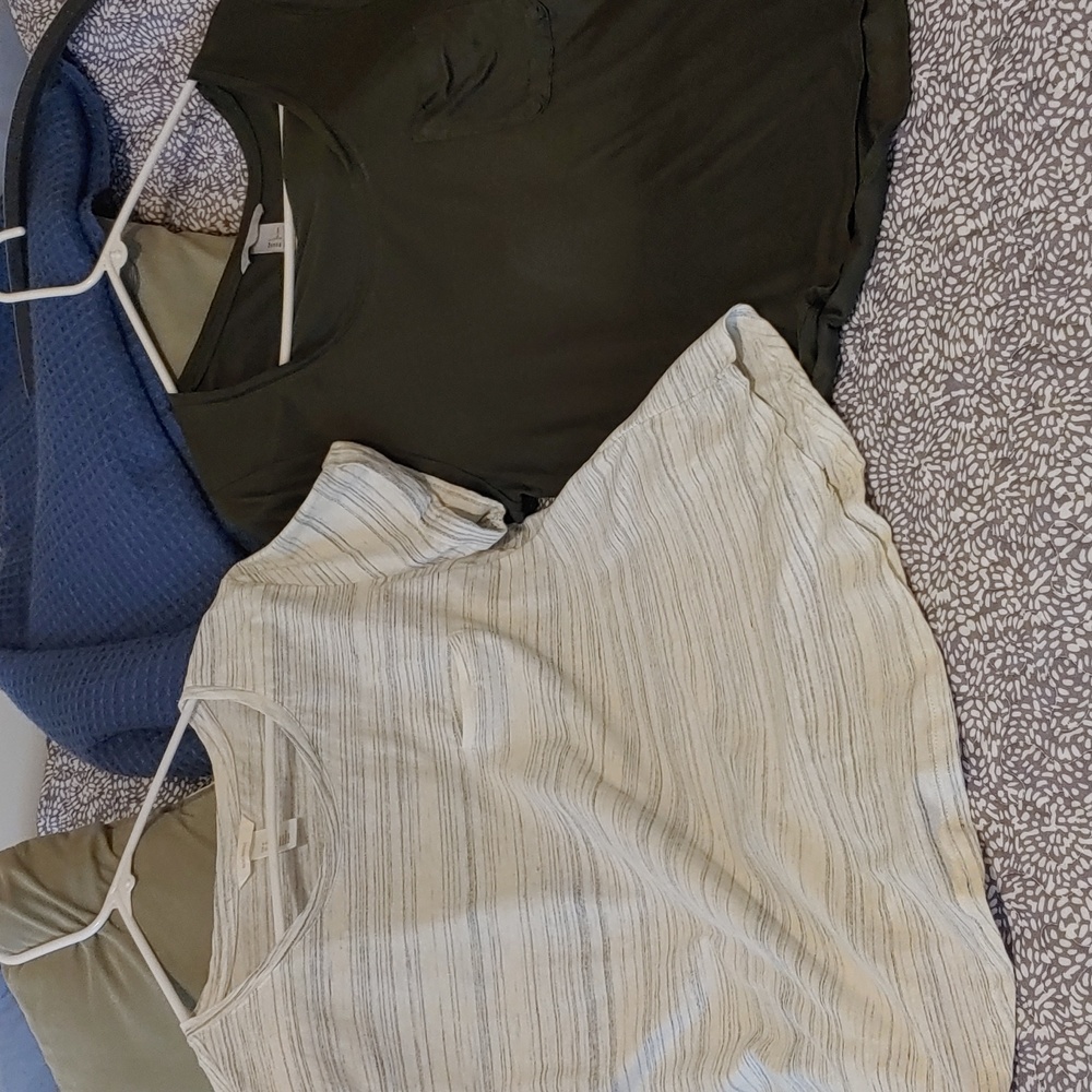 H&M Green T-shirt and White T-shirt
